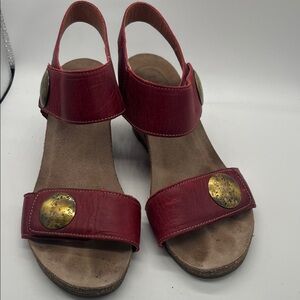 Taos Sz 39 Carousel Wedge Leather Sandal Red Brass like embellished